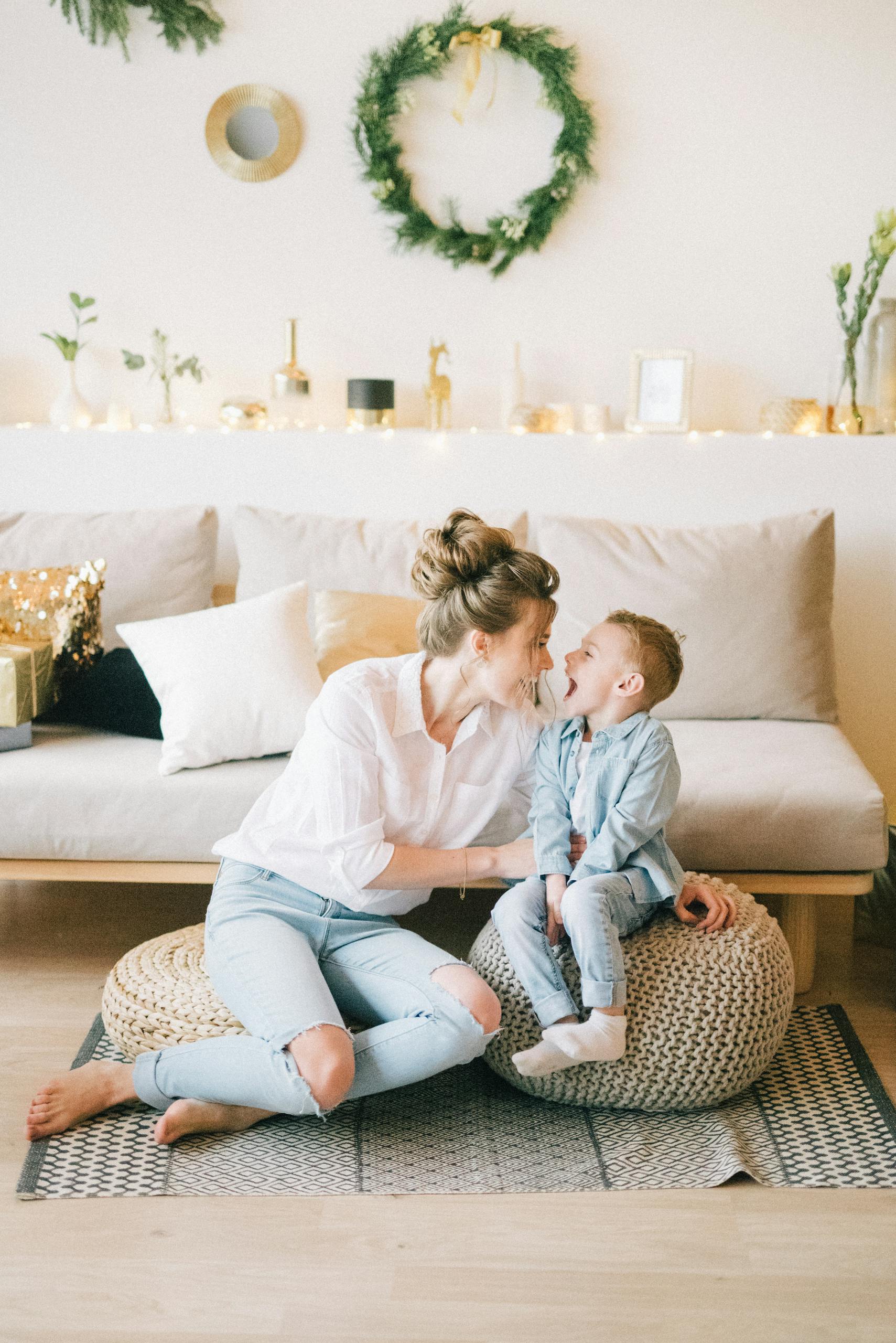 Szczęśliwa matka i syn łączą się w stylowym wnętrzu. Idealne rodzinne chwile uchwycone - stan surowy na Kaszubach.